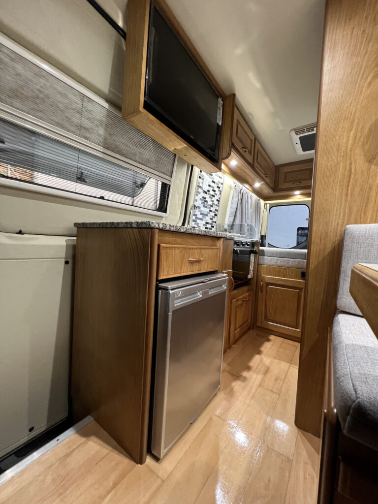 Cocina equipada en Motorhome Sprinter Heladera