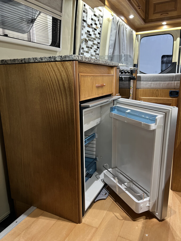 Cocina equipada en Motorhome Sprinter Heladera con freezer