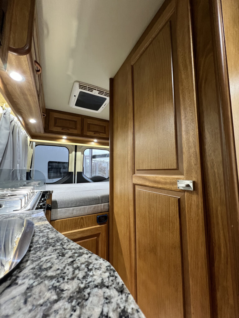 Muebles de madera lustrada en interior de motorhome Sprinter 316