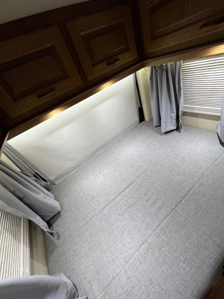 Dormitorio principal en motorhome Sprinter 316 con cama doble