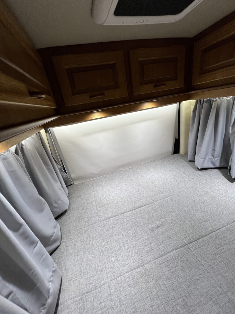Vista superior del dormitorio en motorhome Sprinter 316 con cama doble