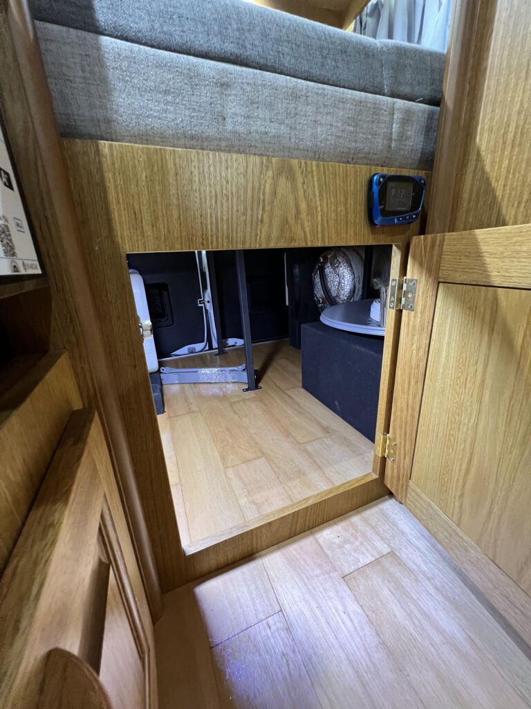 Baulera amplia en motorhome Sprinter 316 con espacio de guardado