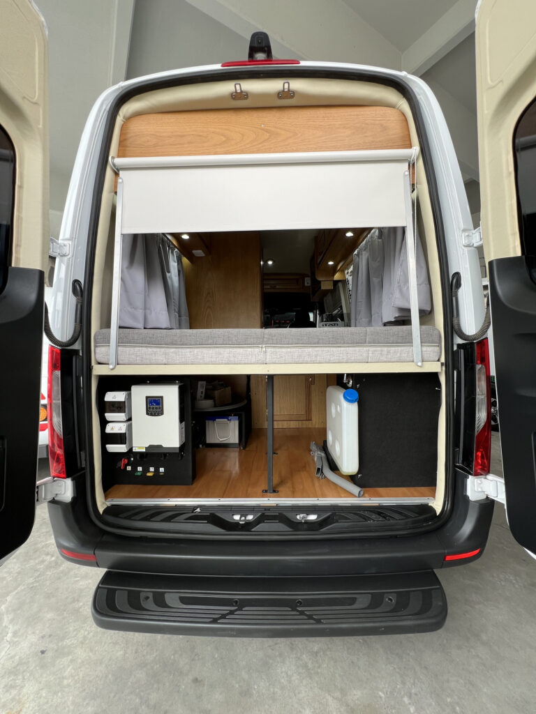 Baulera abierta de motorhome Sprinter 316 mostrando capacidad de guardado