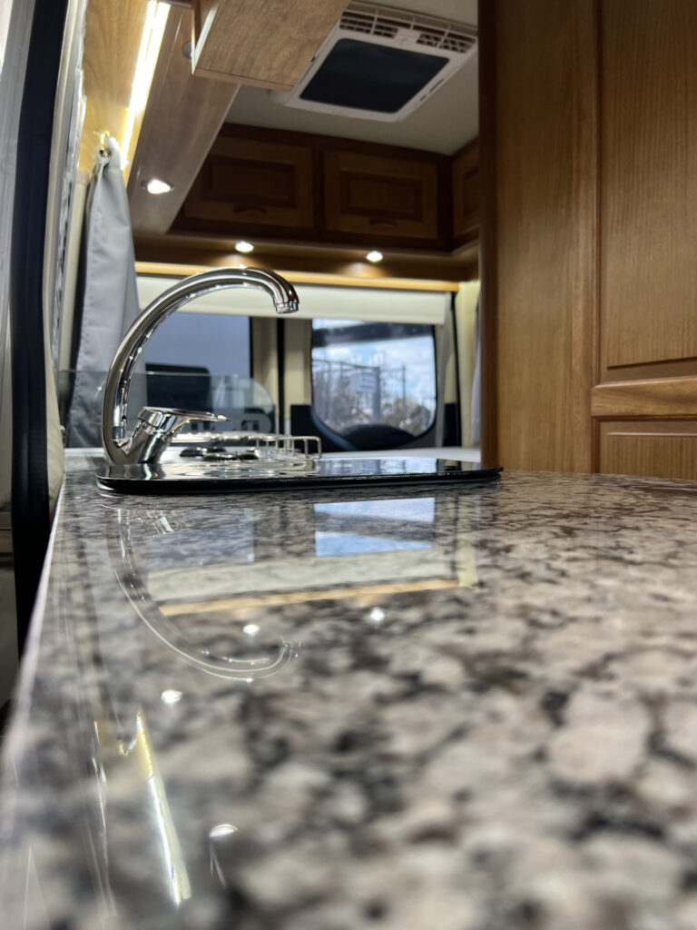 Detalle de terminaciones en motorhome Sprinter 316 con acabados de alta calidad