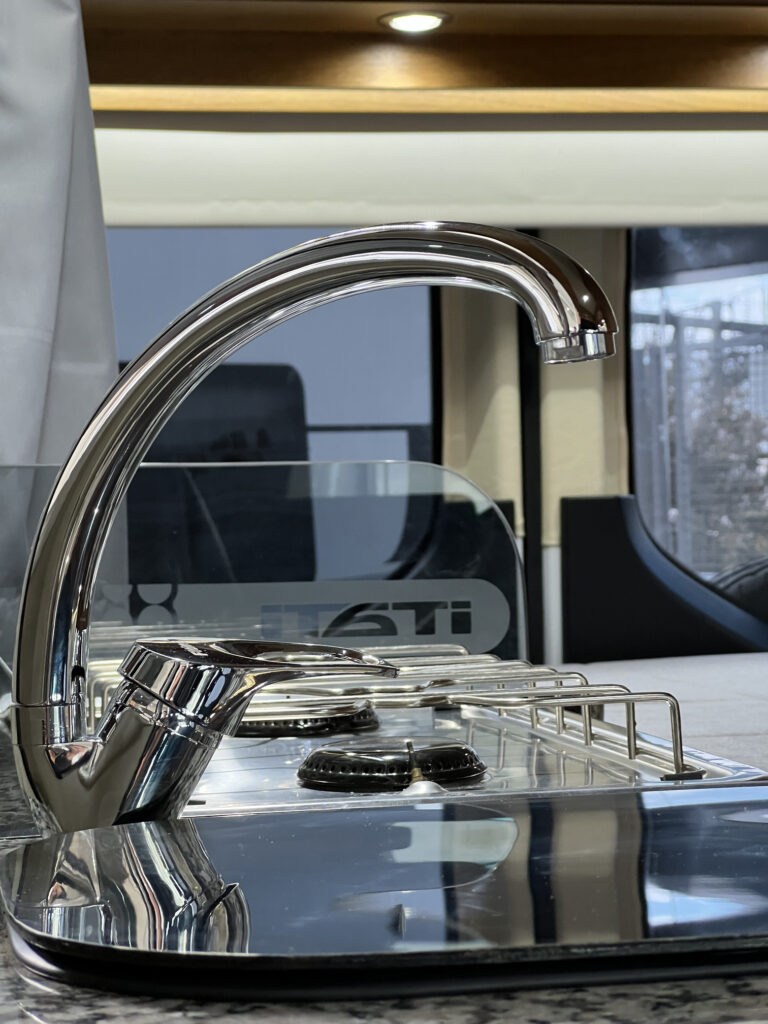Closeup de materiales y uniones en interior de motorhome Sprinter 316