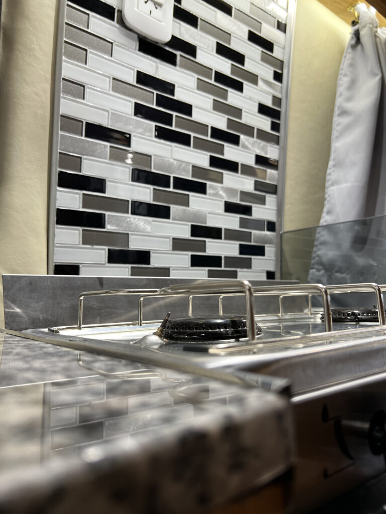 Detalle de cocina en motorhome Sprinter 316