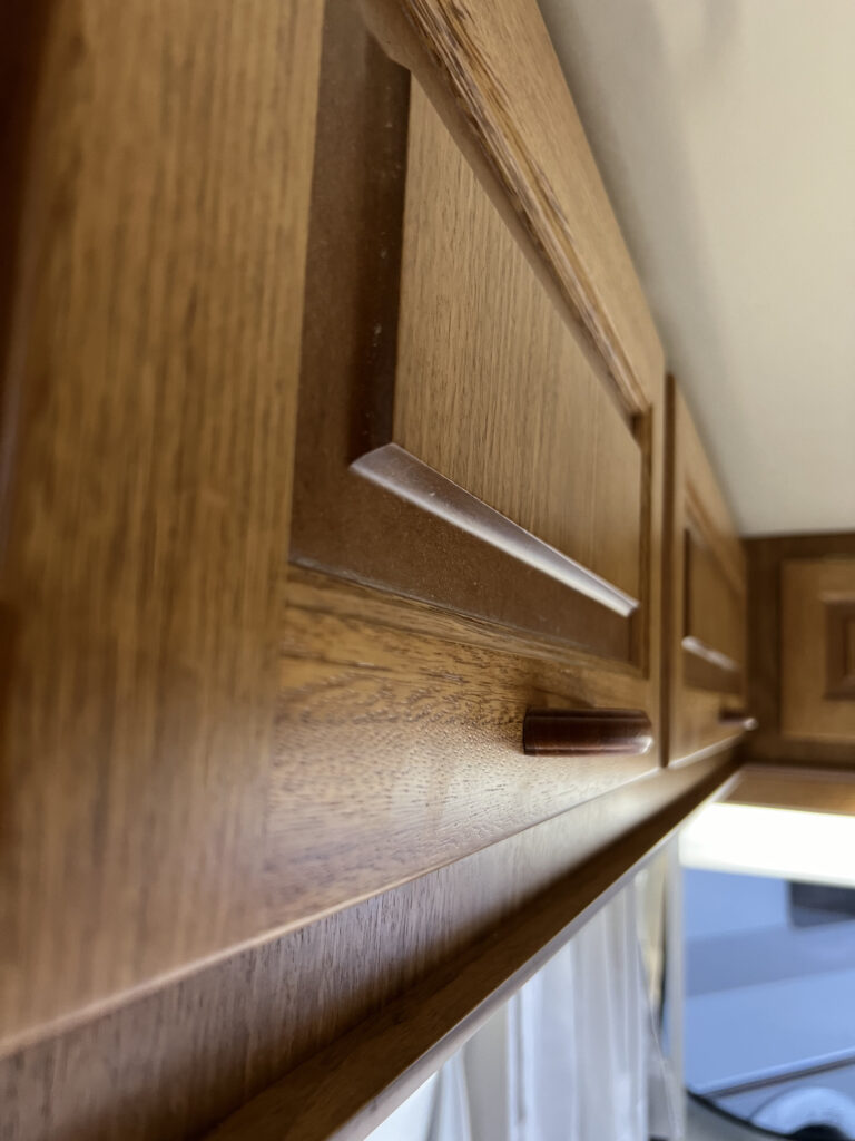 Detalle de muebles en madera lustrada en motorhome Sprinter 316