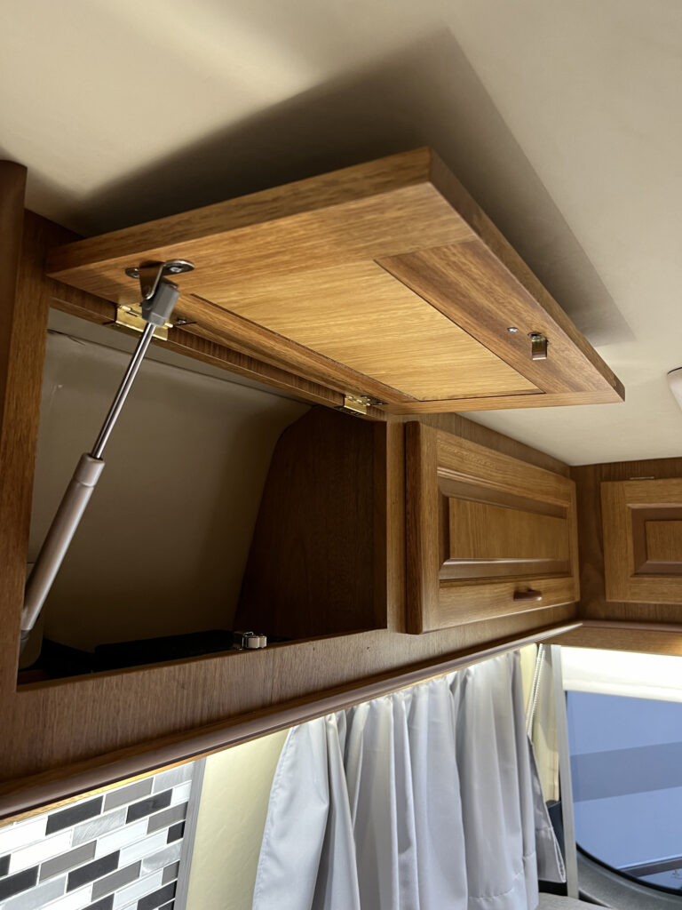 Interior de motorhome Sprinter 316 con muebles de madera lustrada a medida