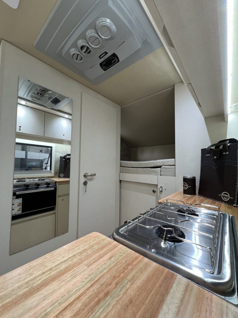 motorhome sobre pick up 4x4 cocina