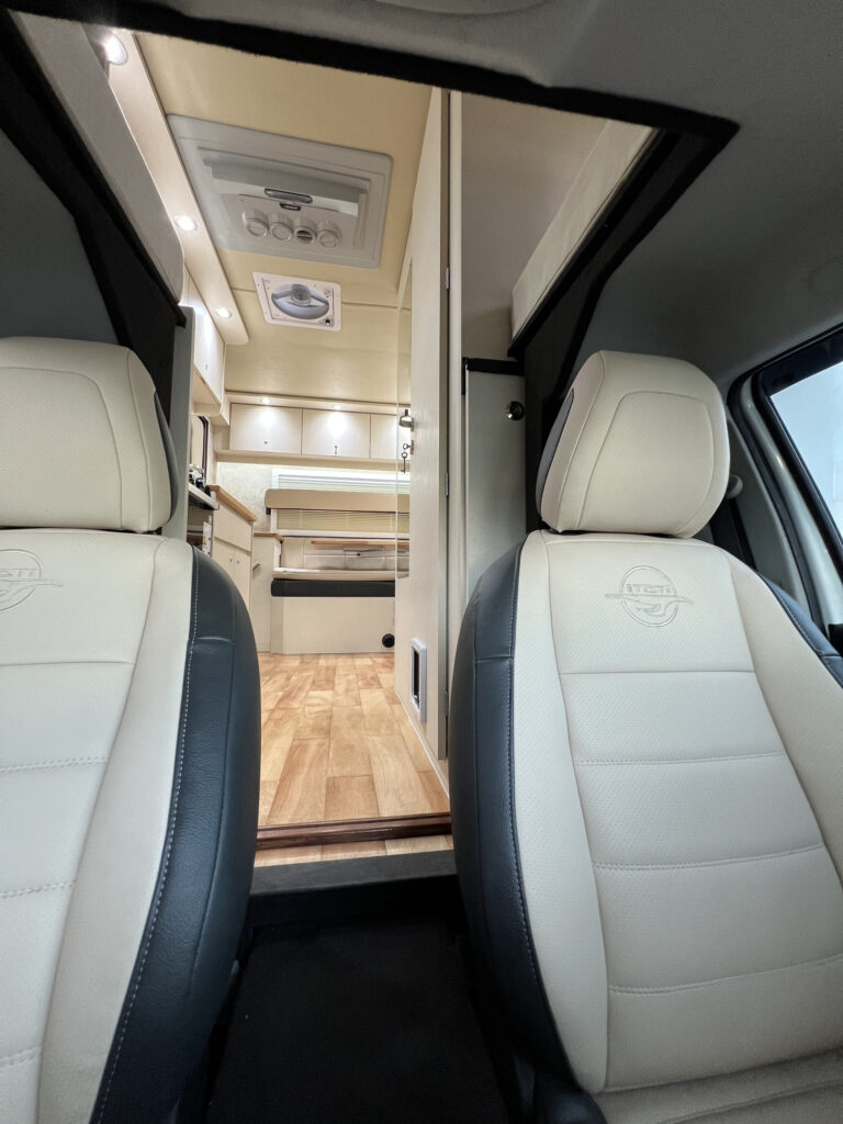 motorhome sobre pick up 4x4 butacas