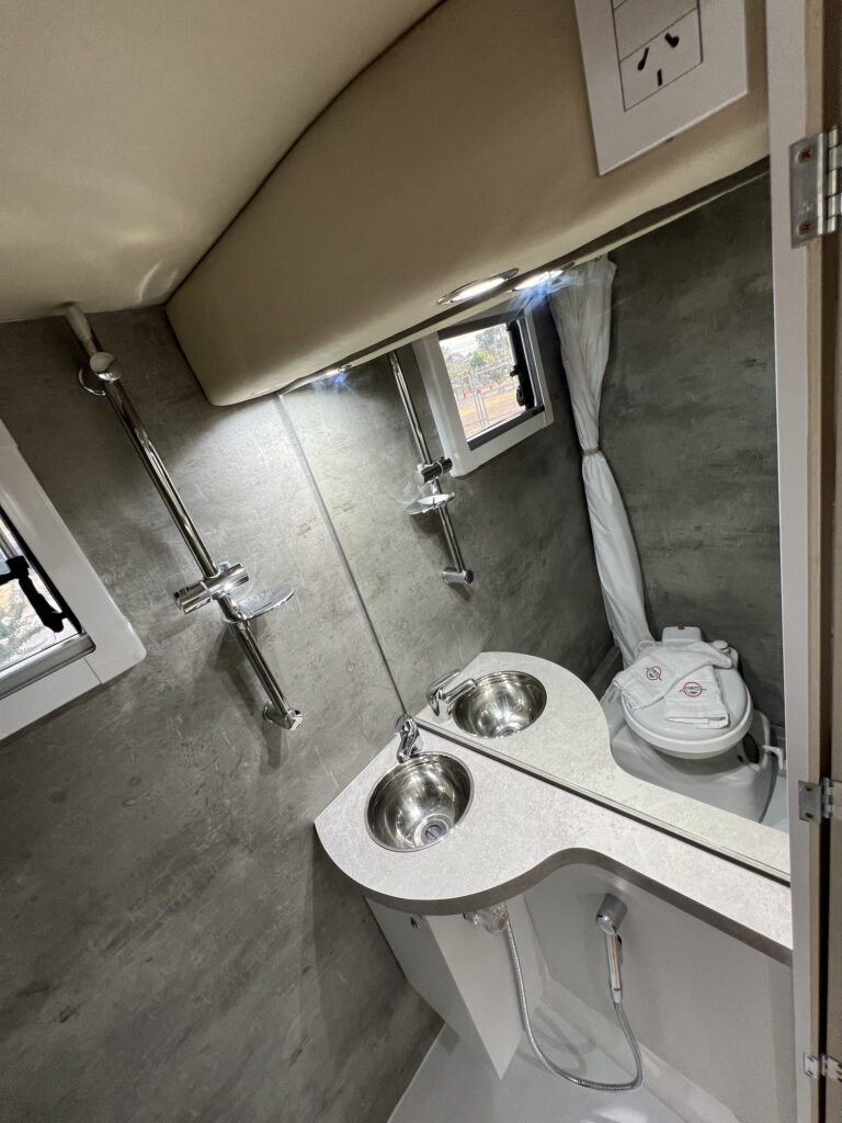 motorhome sobre pick up 4x4 baño